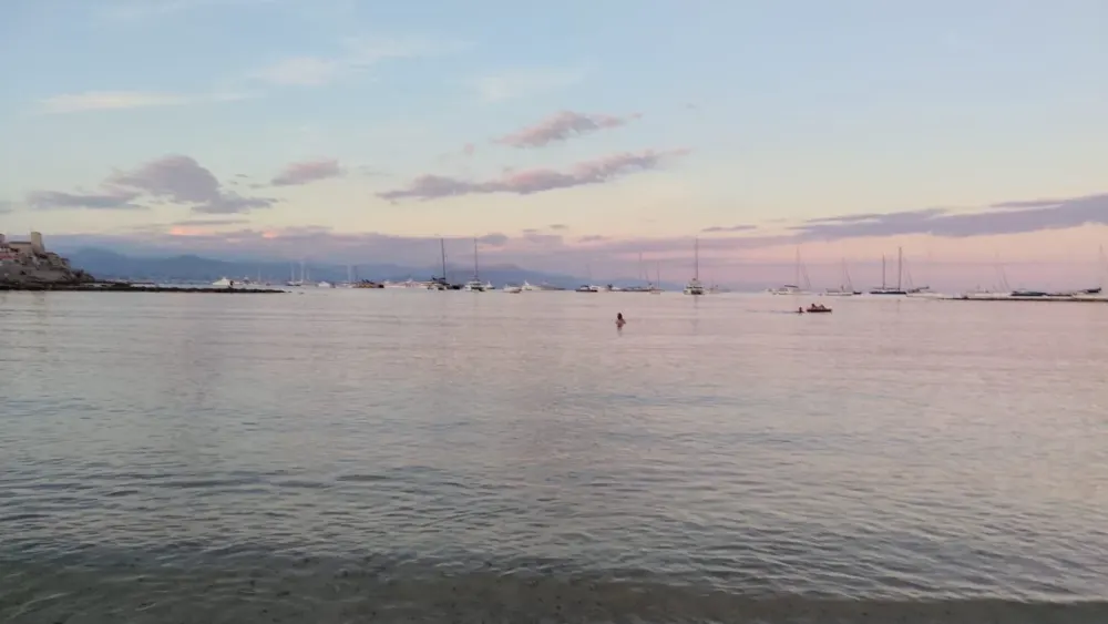 Pique-nique sur la plage à Antibes 🏖️🧺
